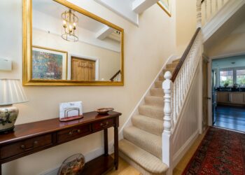 Console Tables for Grand Entries: Making First Impressions Count