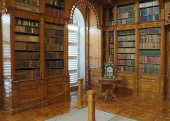 How to Choose a Mahogany Bookcase: The Complete Buyer’s Guide